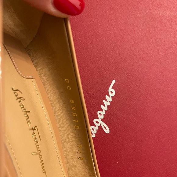 Brand NEW Salvatore Ferragamo VARA BOW PLATFORM PUMP - Picture 5 of 10